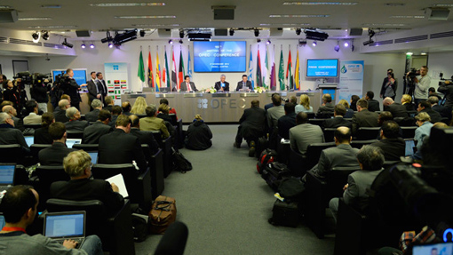 Giá dầu tụt dốc, OPEC vẫn giữ nguyên sản lượng